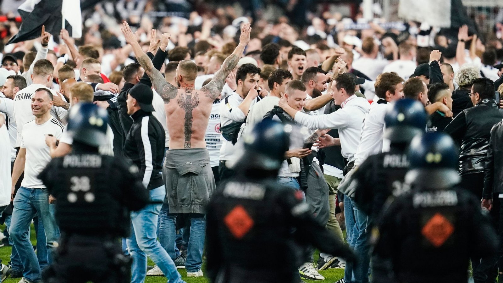 Nach dem Abpfiff waren die Fans von Eintracht Frankfurt nicht mehr zu halten und stürmten auf das Spielfeld.Foto: Uwe Anspach/dpa