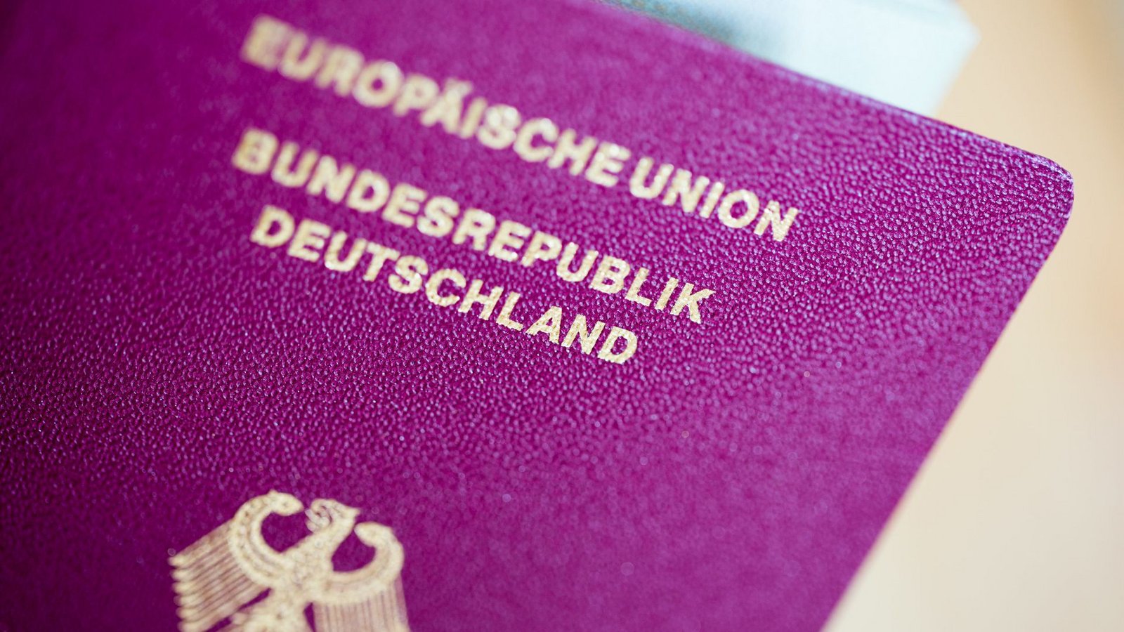 Eine Einbürgerung soll nach fünf statt bisher acht Jahren Aufenthalt in Deutschland möglich werden.Foto: dpa/Rolf Vennenbernd Eine Einbürgerung soll nach fünf statt bisher acht Jahren Aufenthalt in Deutschland möglich werden.Foto: dpa/Rolf Vennenbernd