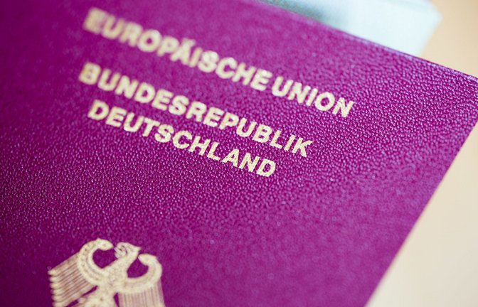 Eine Einbürgerung soll nach fünf statt bisher acht Jahren Aufenthalt in Deutschland möglich werden.<span class='image-autor'>Foto: dpa/Rolf Vennenbernd</span>