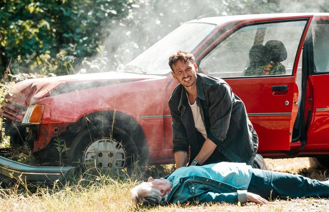 Hauptkommissar Leo Hölzer (Vladimir Burlakov) ist als Erster an einem Unfallort in einer Szene des TV-Krimis „Tatort: Der Fluch des Geldes“<span class='image-autor'>Foto: dpa/Manuela Meyer</span>