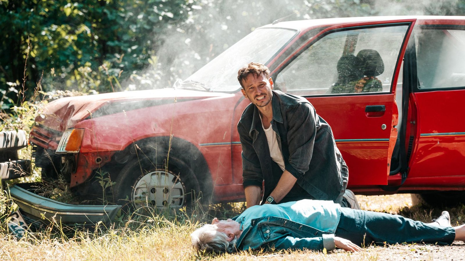 Hauptkommissar Leo Hölzer (Vladimir Burlakov) ist als Erster an einem Unfallort in einer Szene des TV-Krimis „Tatort: Der Fluch des Geldes“Foto: dpa/Manuela Meyer