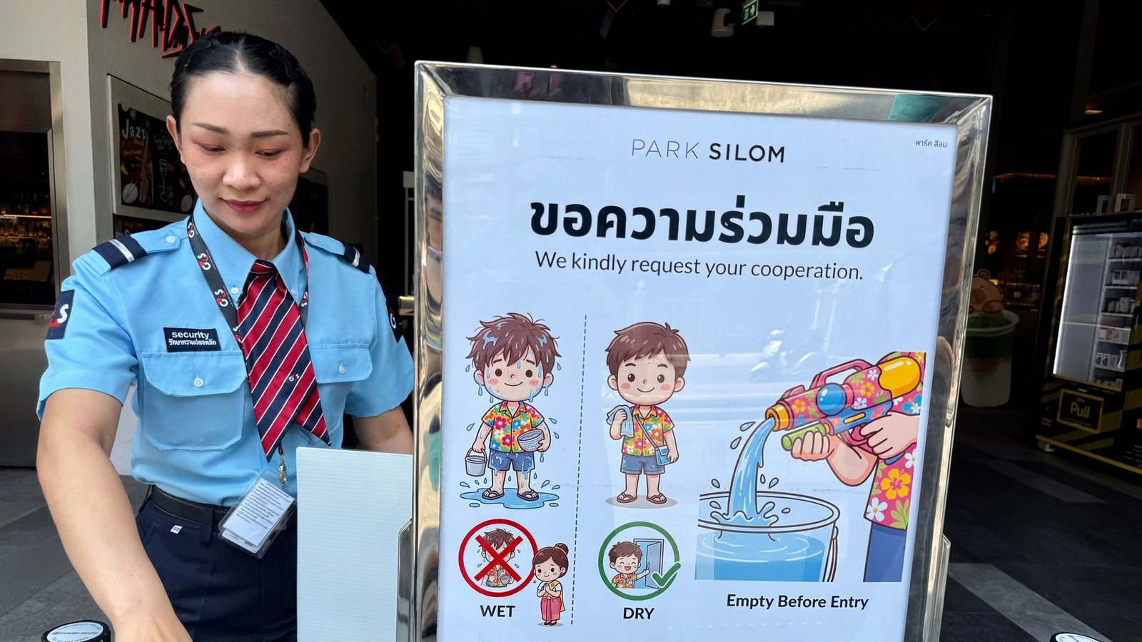 Spaß ja - aber mit Regeln: Vor dem Betreten einiger Gebäude müssen die Wasserpistolen ausgeleert werden.Foto: Carola Frentzen/dpa