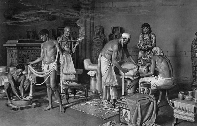 Pharao Tutanchamun wird von Priestern in seinem unterirdischen Grab im Tal der Könige einbalsamiert (Grafikdruck aus dem Jahr 1923).<span class='image-autor'>Foto: Imago/Gemini Collection</span>