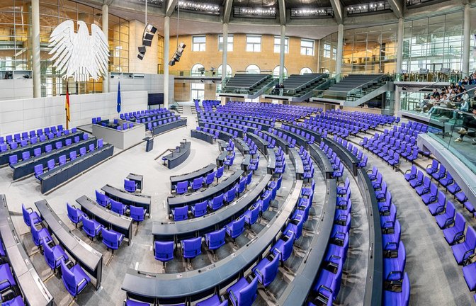 Erfahren Sie, welche Parteien in den Bundestag einziehen, wie das Kräfteverhältnis 2025 aussieht und welche Koalitionen möglich sind.<span class='image-autor'>Quelle: Unbekannt</span>