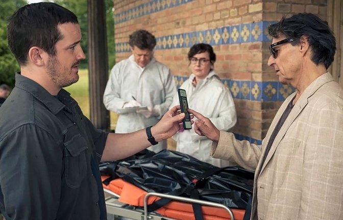 Gregor (Felix Kreutzer, li.) zeigt Armin (Wolfgang Bahro) das Mordopfer am Tatort.<span class='image-autor'>Foto: dpa/RTL</span>