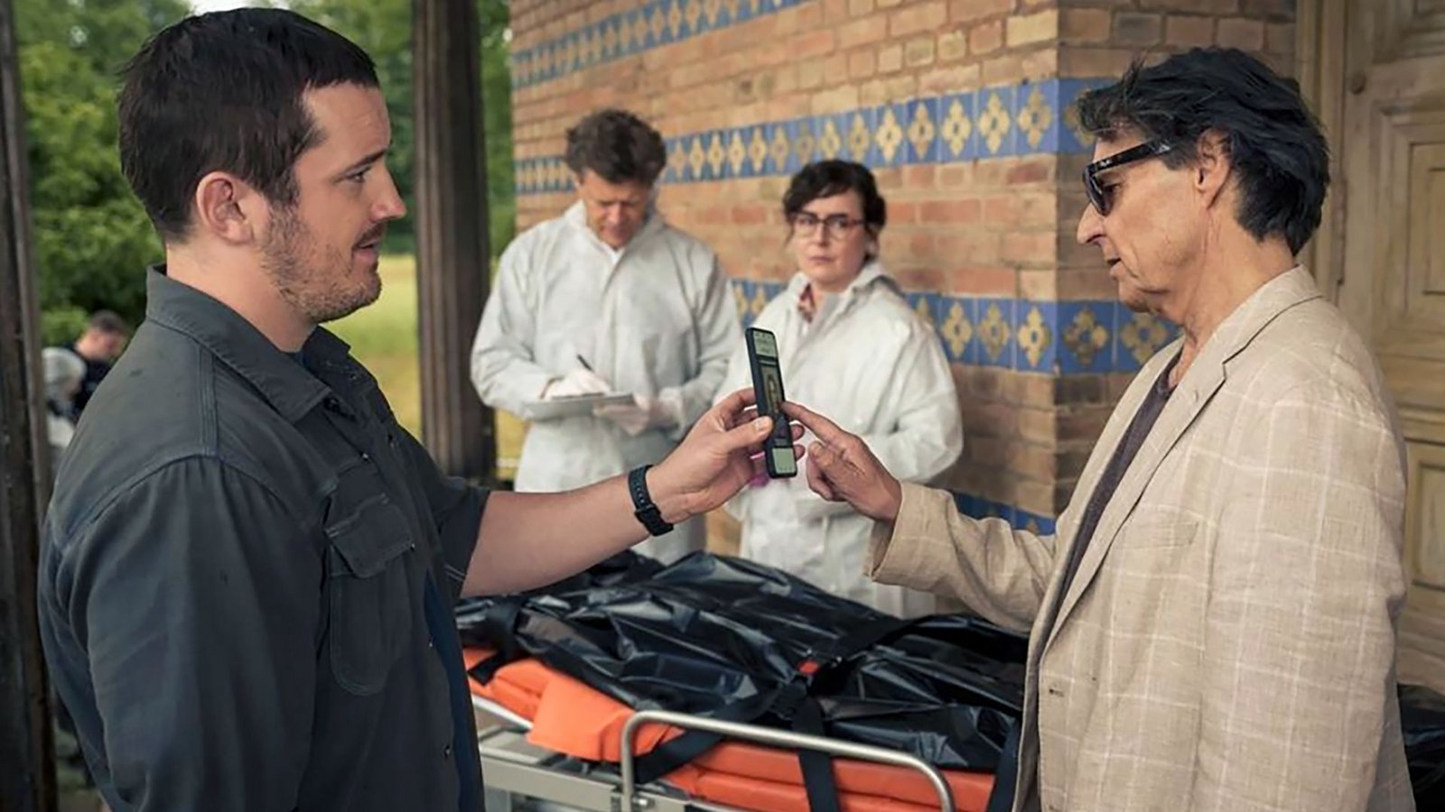 Gregor (Felix Kreutzer, li.) zeigt Armin (Wolfgang Bahro) das Mordopfer am Tatort.Foto: dpa/RTL