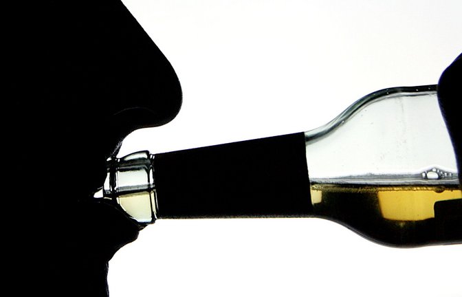 Die Silhouette eines Alkohol trinkenden Mannes. In Großbritannien ist die Zahl der Alkoholtoten in der Corona-Zeit drastisch gestiegen.<span class='image-autor'>Foto: Arno Burgi/dpa-Zentralbild/dpa</span>