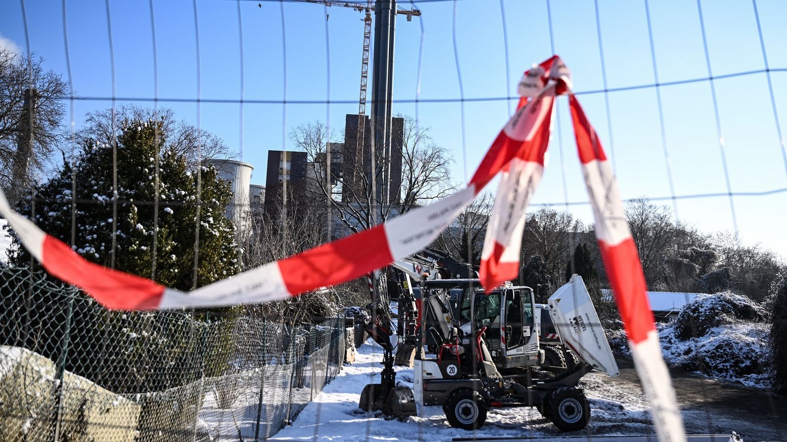 Der Brandanschlag auf die Stromversorgung in Berlin mitten im Winter hat gezeigt, welche Auswirkungen Angriffe auf die Infrastruktur haben können. (Symbolbild)Foto: Britta Pedersen/dpa