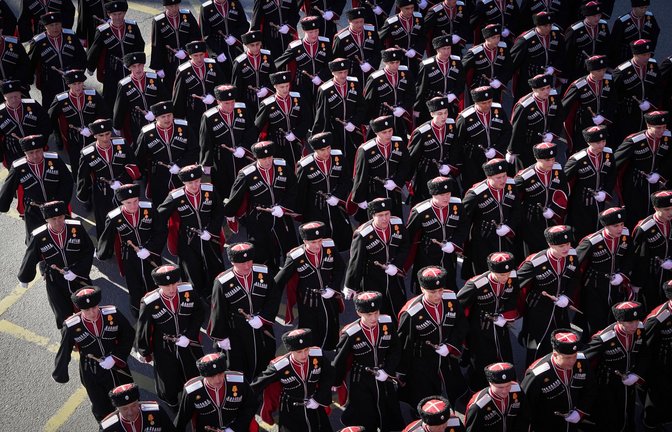Russische Kosaken marschieren zum Roten Platz, um an der Militärparade zum Tag des Sieges in Moskau am 9. Mai teilzunehmen.<span class='image-autor'>Foto: dpa/AP/Alexander Zemlianichenko</span>