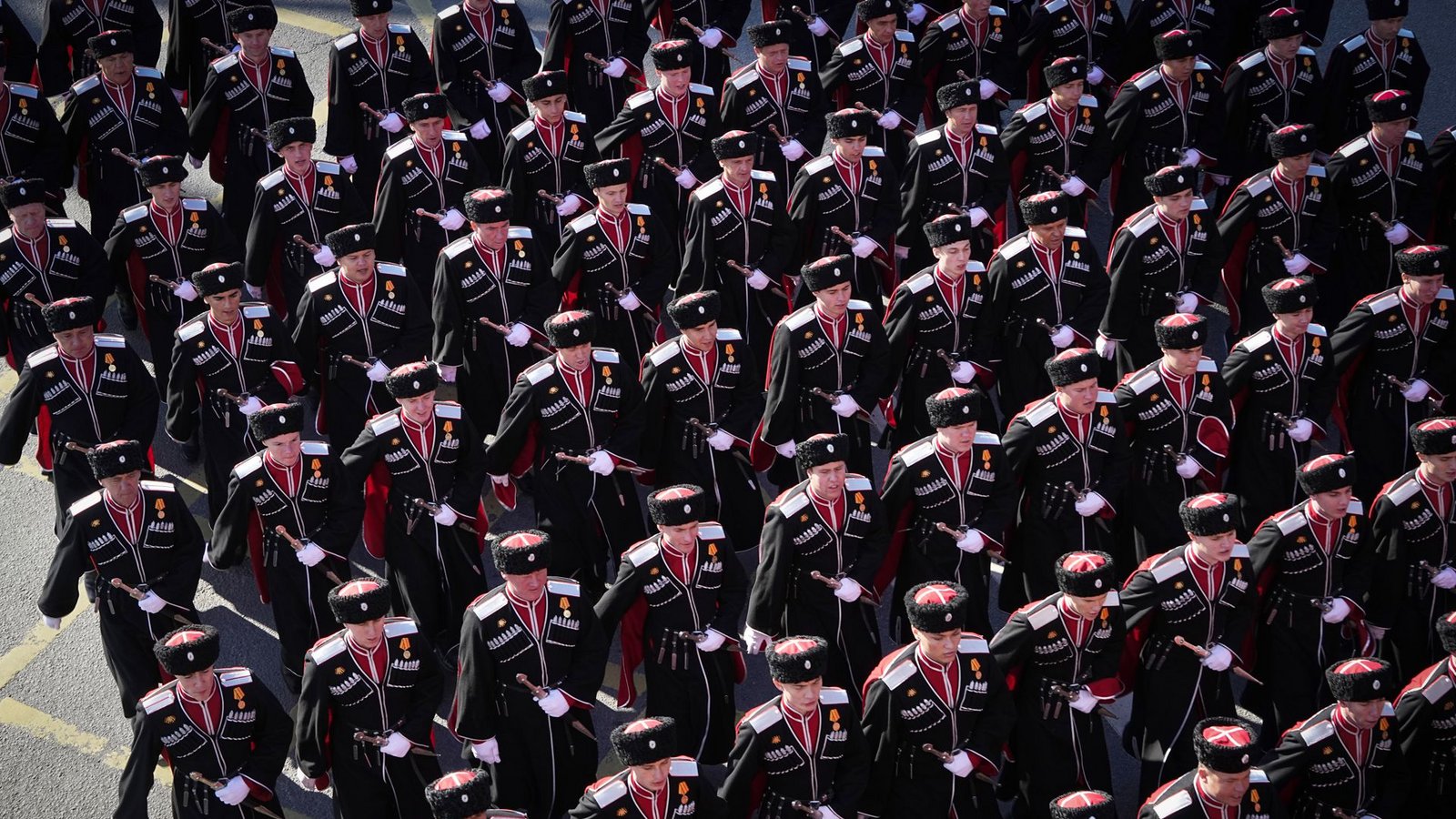 Russische Kosaken marschieren zum Roten Platz, um an der Militärparade zum Tag des Sieges in Moskau am 9. Mai teilzunehmen.Foto: dpa/AP/Alexander Zemlianichenko