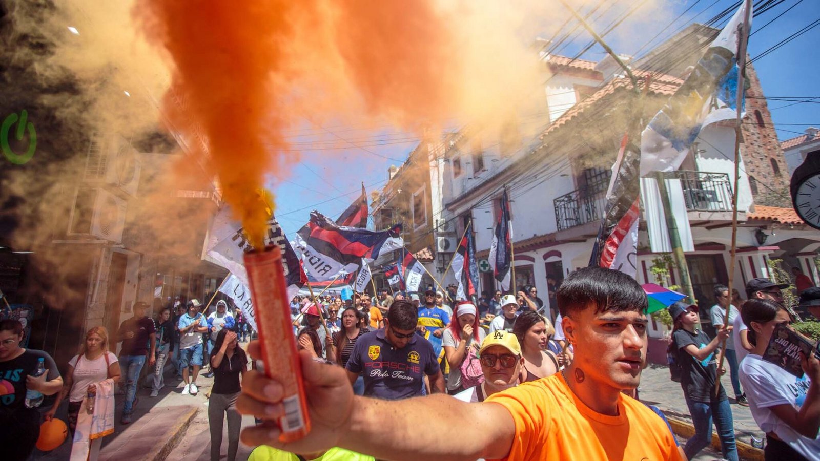 Es geht ziemlich bunt und weitgehend friedlich zu bei den Protesten auf Argentinien Straßen, wie hier in La Rioja.Foto: dpa Es geht ziemlich bunt und weitgehend friedlich zu bei den Protesten auf Argentinien Straßen, wie hier in La Rioja.Foto: dpa