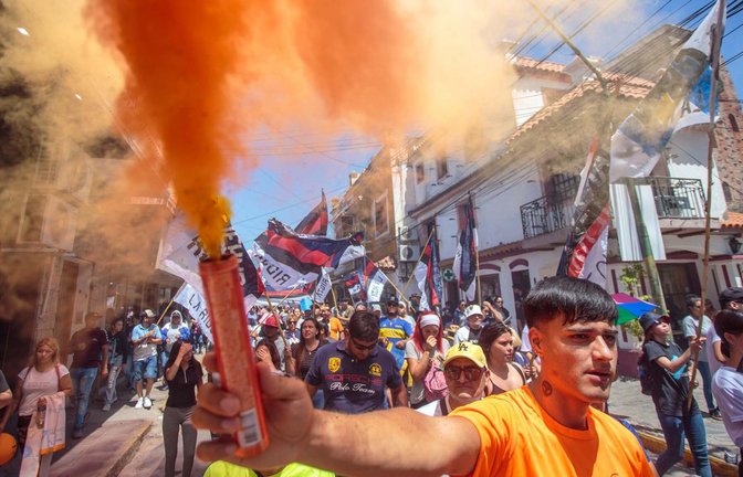 Es geht ziemlich bunt und weitgehend friedlich zu bei den Protesten auf Argentinien Straßen, wie hier in La Rioja.<span class='image-autor'>Foto: dpa</span>
