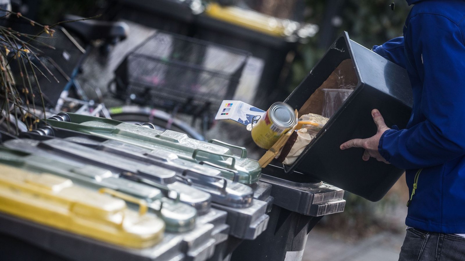 In Deutschland wird zwar der Müll penibler getrennt als in vielen anderen Ländern – dafür  an anderen Stellen weniger ökologisch gehandelt.Foto: picture alliance/dpa/Frank Rumpenhorst