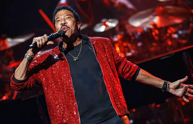 Weltstar Lionel Richie singt am 13. Juli bei den Jazz Open auf dem Schlossplatz.<span class='image-autor'>Foto: Valentin Flauraud/KEYSTONE/dpa</span>