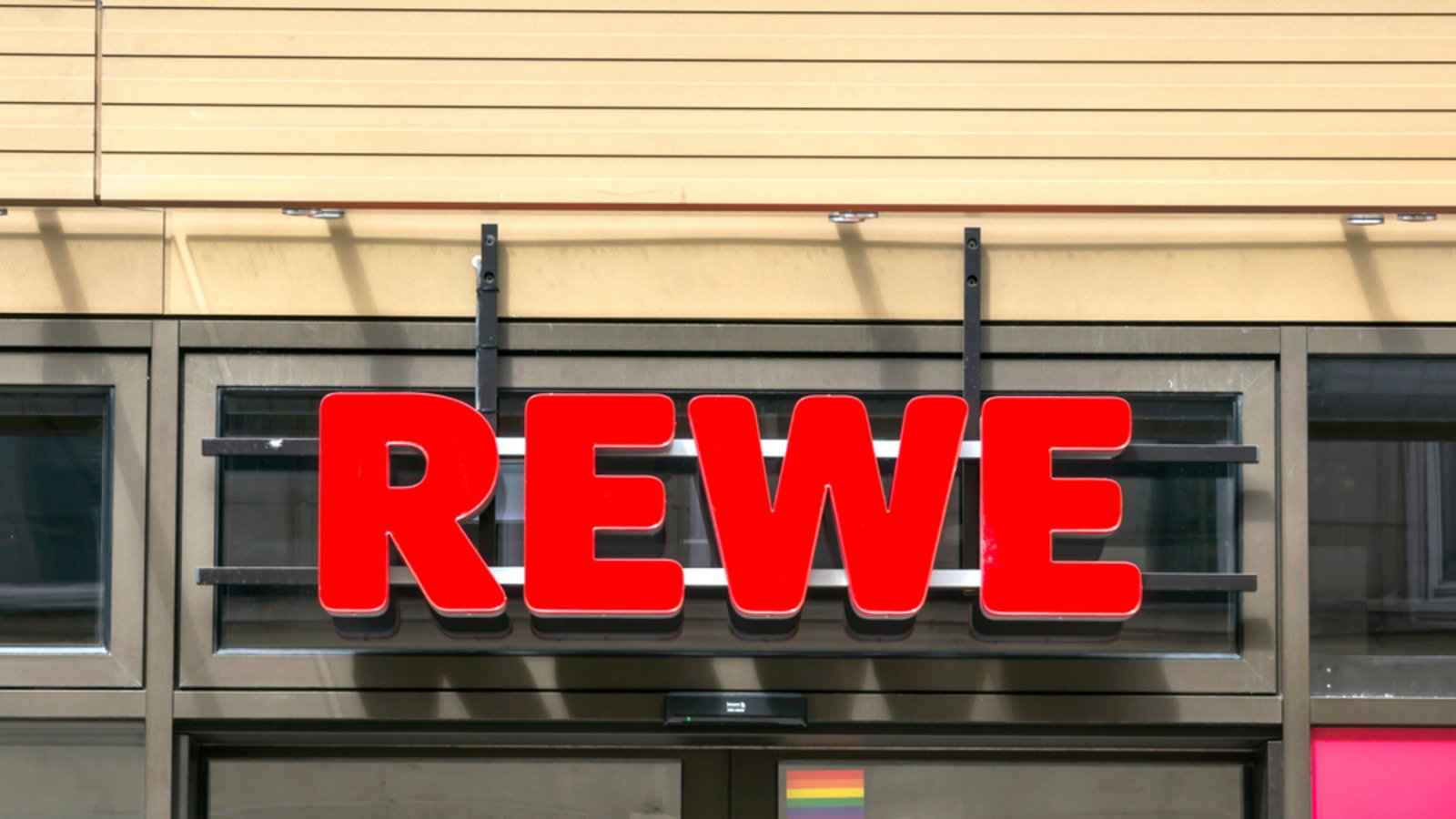 Die Mettwurst wurde unter anderem bei Rewe vertrieben.Foto: MDart10 / shutterstock.com Die Mettwurst wurde unter anderem bei Rewe vertrieben.Foto: MDart10 / shutterstock.com