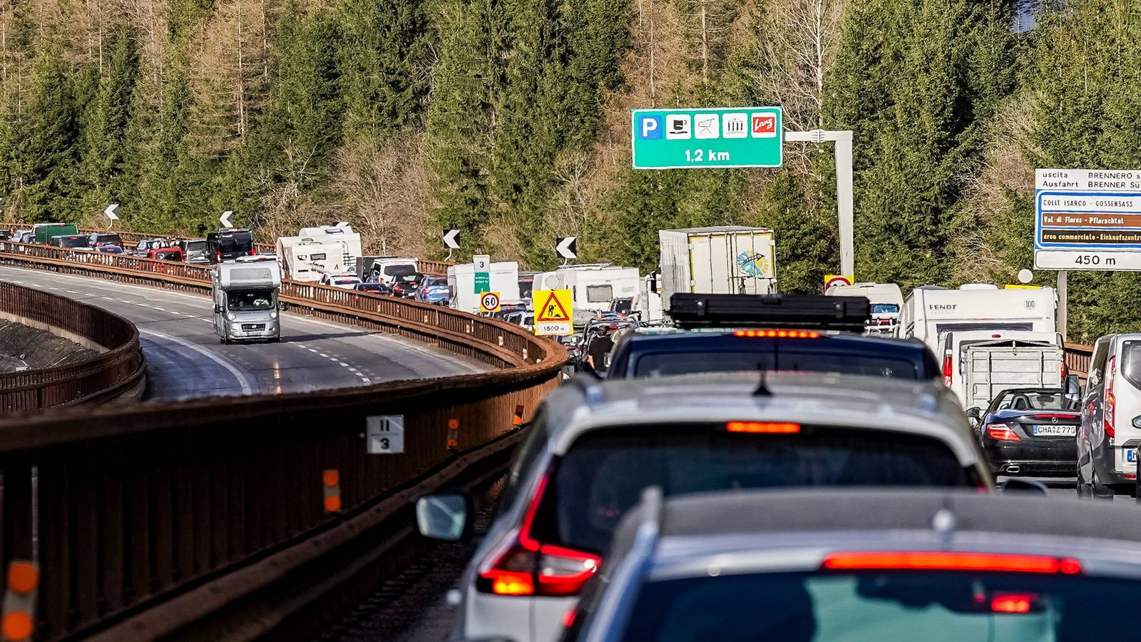 Stau am Brenner: die Region ist geplagt vom vielen Verkehr. Deshalb wird demonstriert.Foto: IMAGO/STEINSIEK.CH