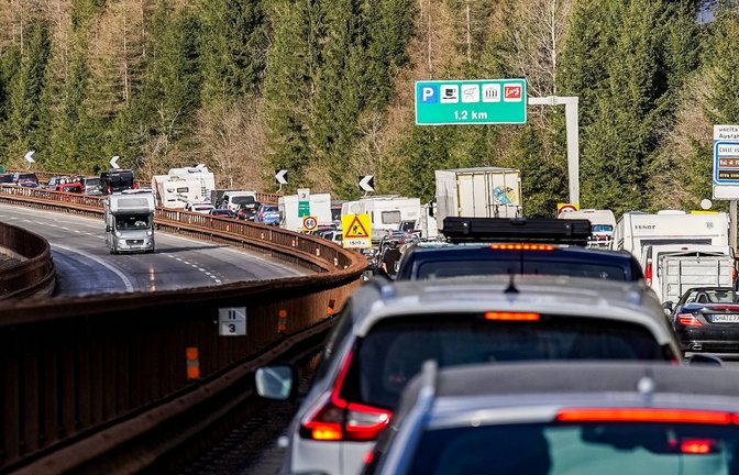 Stau am Brenner: die Region ist geplagt vom vielen Verkehr. Deshalb wird demonstriert.<span class='image-autor'>Foto: IMAGO/STEINSIEK.CH</span>