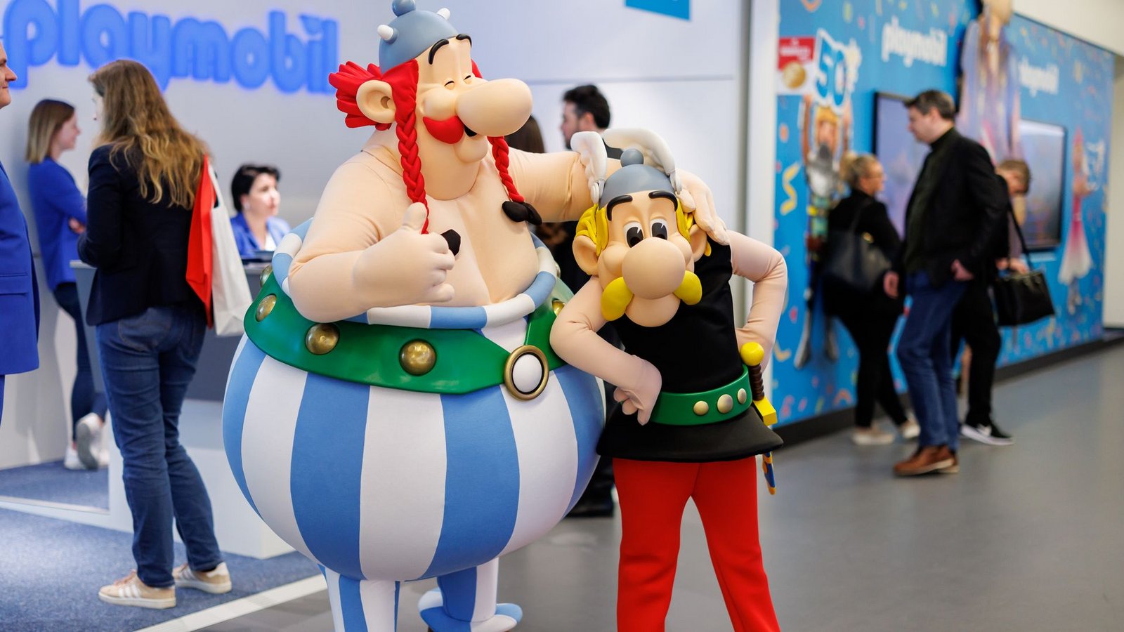 Der große Gallier Obelix ist neben seinem besten Freund Asterix eine der Hauptfiguren des Kult-Comics, den René Goscinny und Albert Uderzo 1959 gemeinsam geschaffen hatten. (Archivbild)Foto: Daniel Karmann/dpa Der große Gallier Obelix ist neben seinem besten Freund Asterix eine der Hauptfiguren des Kult-Comics, den René Goscinny und Albert Uderzo 1959 gemeinsam geschaffen hatten. (Archivbild)Foto: Daniel Karmann/dpa