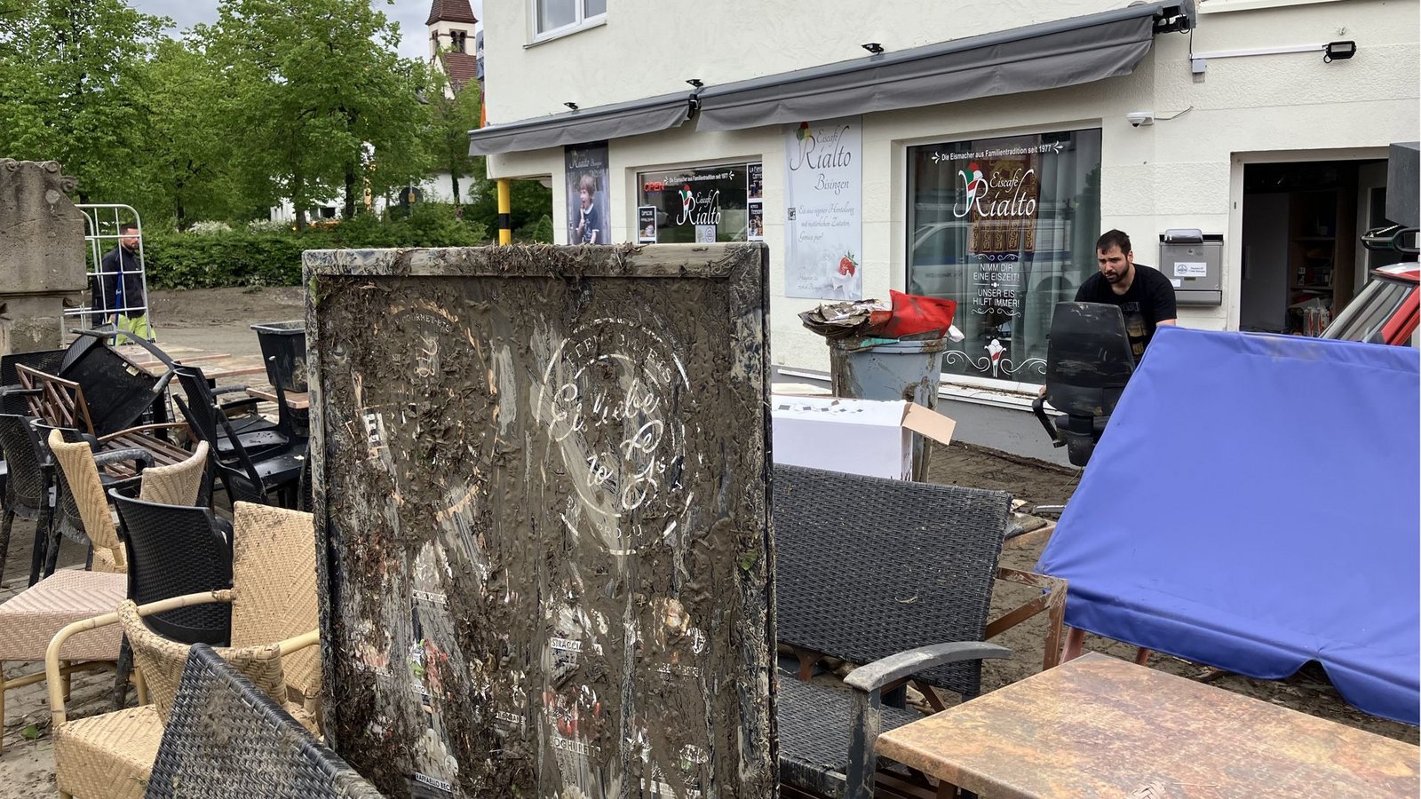 Das Eiscafé von Marina Dal Pont in der Bisinger Ortsmitte hat es besonders schwer erwischt.Foto: STZN/Florian Dürr Das Eiscafé von Marina Dal Pont in der Bisinger Ortsmitte hat es besonders schwer erwischt.Foto: STZN/Florian Dürr