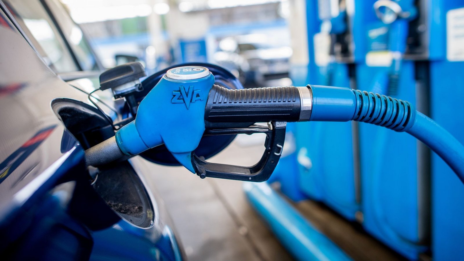 An der Zapfsäule bekamen Verbraucherinnen und Verbraucher die Auswirkungen des Krieges im Nahen Osten zu spüren. (Symbolbild)Foto: Hauke-Christian Dittrich/dpa