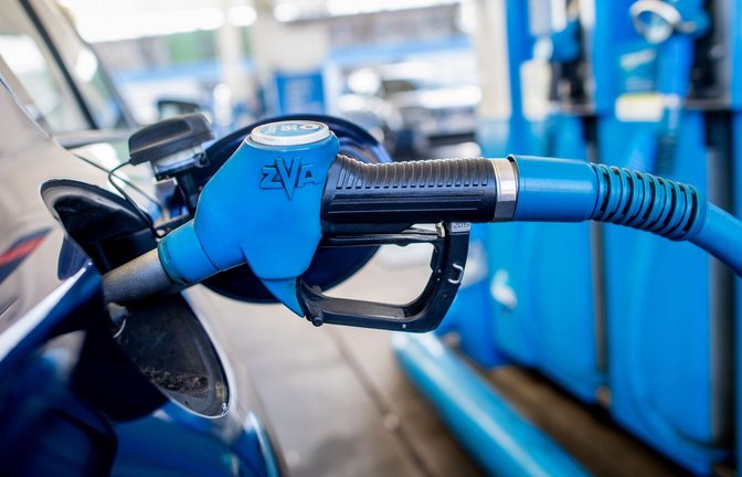 An der Zapfsäule bekamen Verbraucherinnen und Verbraucher die Auswirkungen des Krieges im Nahen Osten zu spüren. (Symbolbild)<span class='image-autor'>Foto: Hauke-Christian Dittrich/dpa</span>