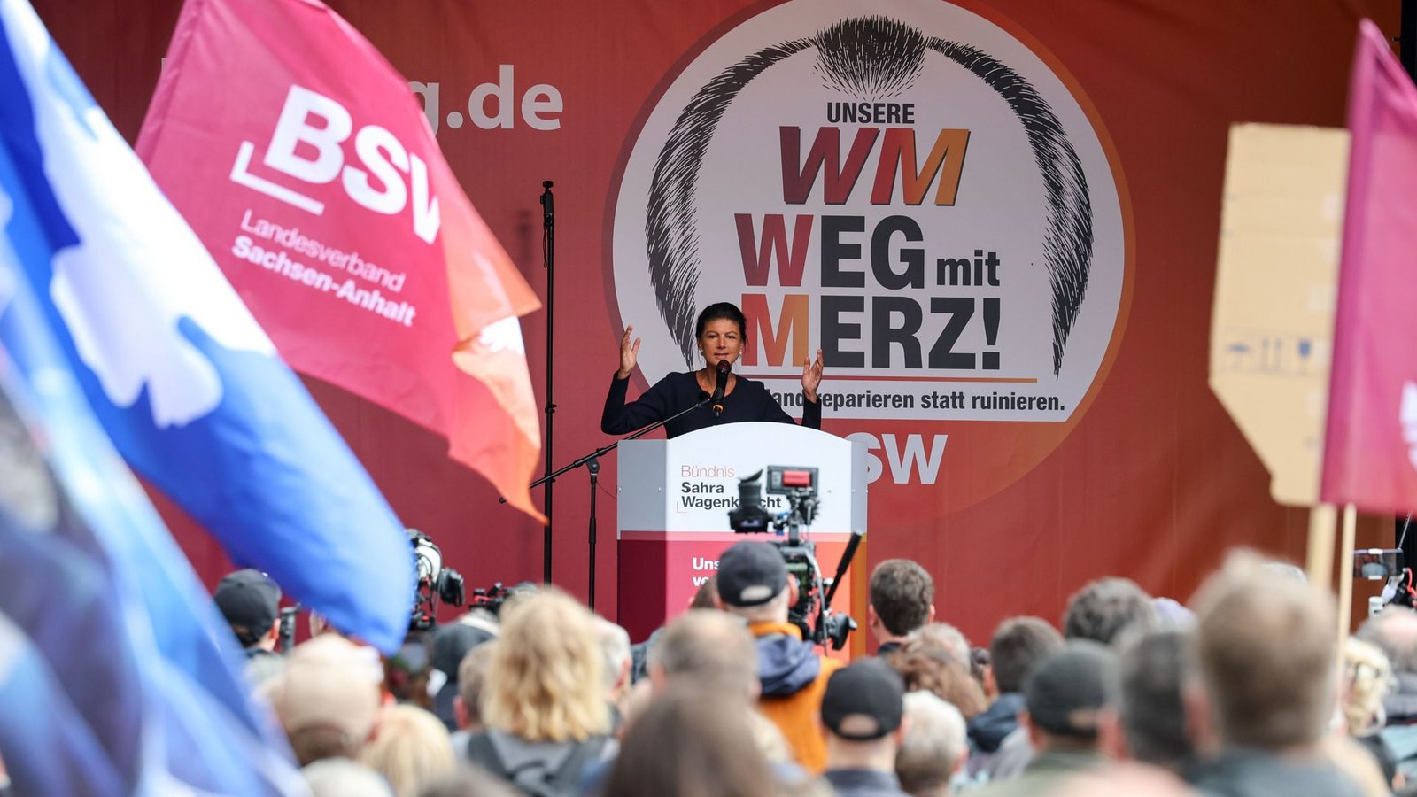 „WM – weg mit Merz!“, fordert das Bündnis Sahra Wagenknecht.Foto: Peter Gercke/dpa „WM – weg mit Merz!“, fordert das Bündnis Sahra Wagenknecht.Foto: Peter Gercke/dpa