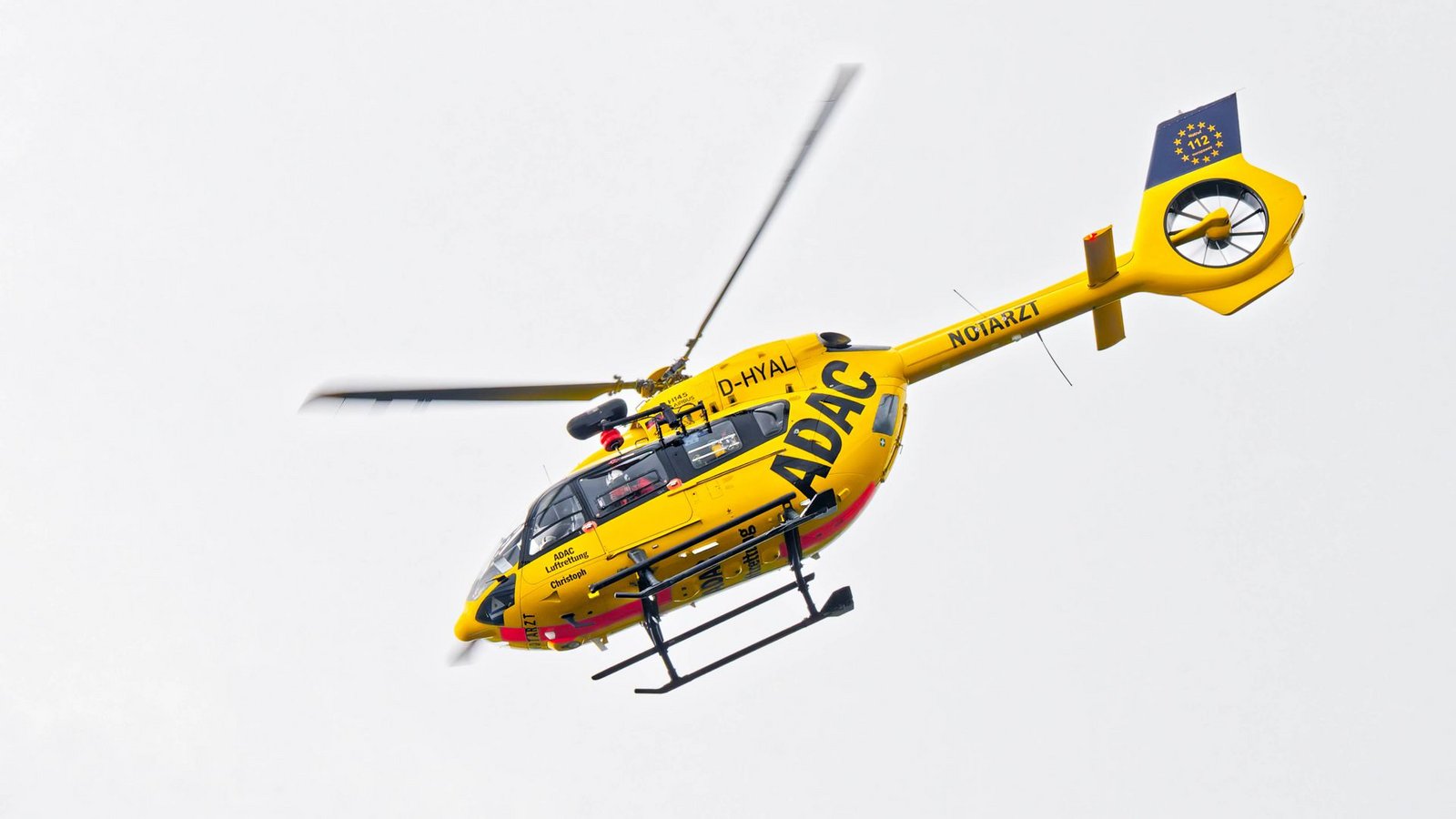 Ein 45-jähriger Motorradfahrer ist auf der B 492 schwer verletzt und mit einem Rettungshubschrauber abtransportiert worden. (Symbolbild)Foto: IMAGO/Rolf Poss