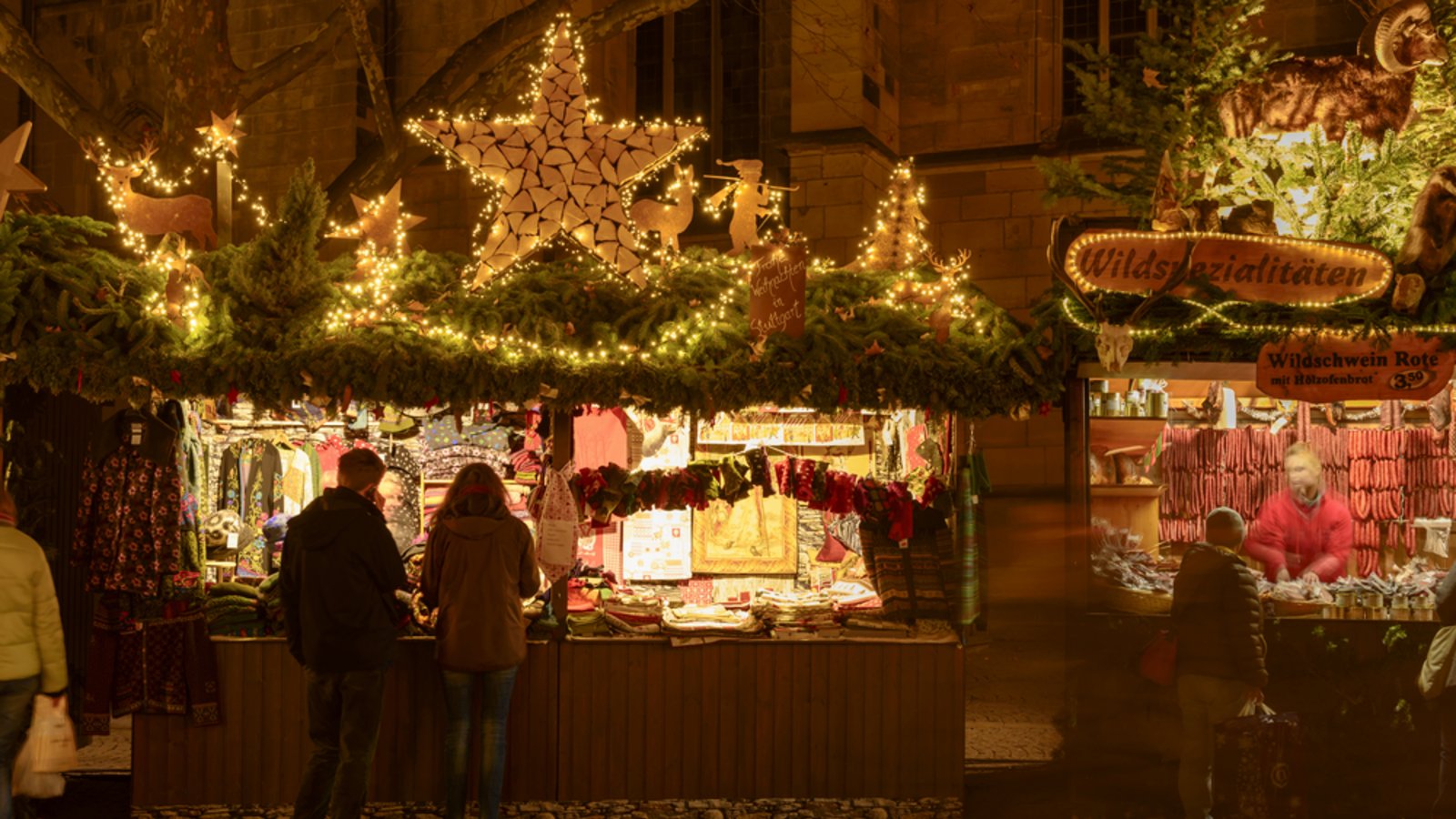 Was kann man auf dem Weihnachtsmarkt verkaufen? Hier ein Bild vom Stuttgarter Weihnachtsmarkt (2015).Foto: hal pand/ Shutterstock