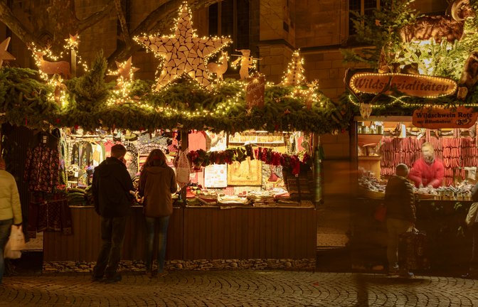 Was kann man auf dem Weihnachtsmarkt verkaufen? Hier ein Bild vom Stuttgarter Weihnachtsmarkt (2015).<span class='image-autor'>Foto: hal pand/ Shutterstock</span>