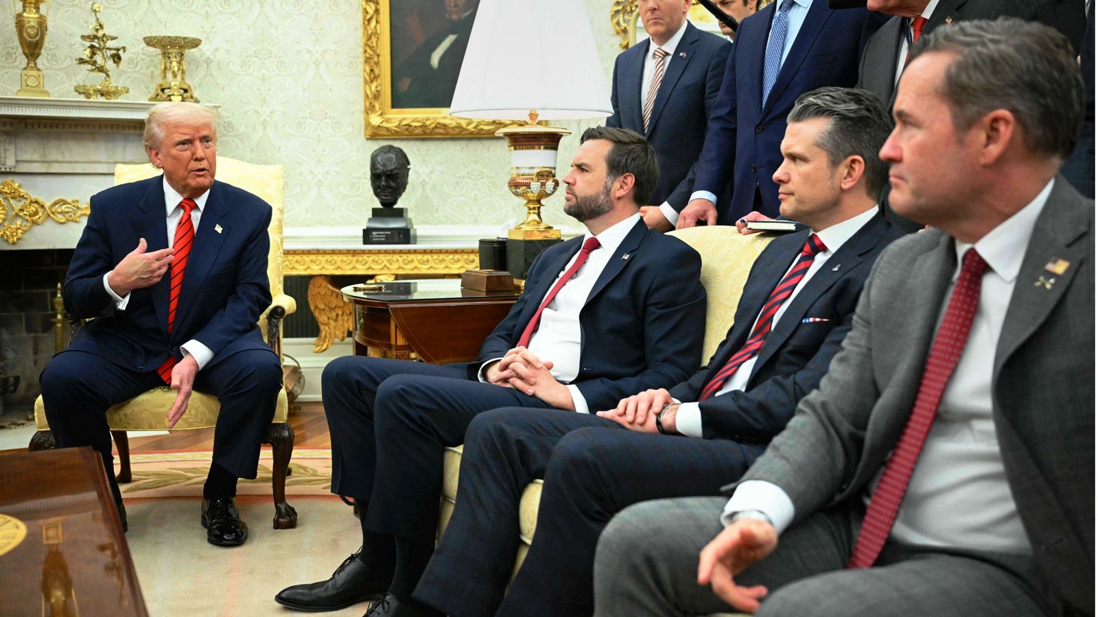 Auf einem Sofa sitzend verfolgen Sicherheitsberater Mike Waltz (v. re.) , Verteidigungsminister Pete Hegseth und Vizepräsident J.D. Vance dem US-Präsidenten Donald Trump bei einem Pressetermin im Oval Office des Weißen Hauses.Foto: AFP/Mandel Ngan Auf einem Sofa sitzend verfolgen Sicherheitsberater Mike Waltz (v. re.) , Verteidigungsminister Pete Hegseth und Vizepräsident J.D. Vance dem US-Präsidenten Donald Trump bei einem Pressetermin im Oval Office des Weißen Hauses.Foto: AFP/Mandel Ngan