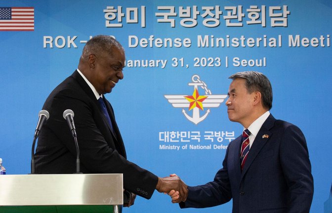 Lloyd Austin (l), US-Verteidigungsminister,  schüttelt dem südkoreanischen Verteidigungsminister Lee Jong Sup nach einer gemeinsamen Pressekonferenz die Hand.<span class='image-autor'>Foto: Jeon Heon-Kyun/Pool European Pressphoto Agency via AP/dpa</span>