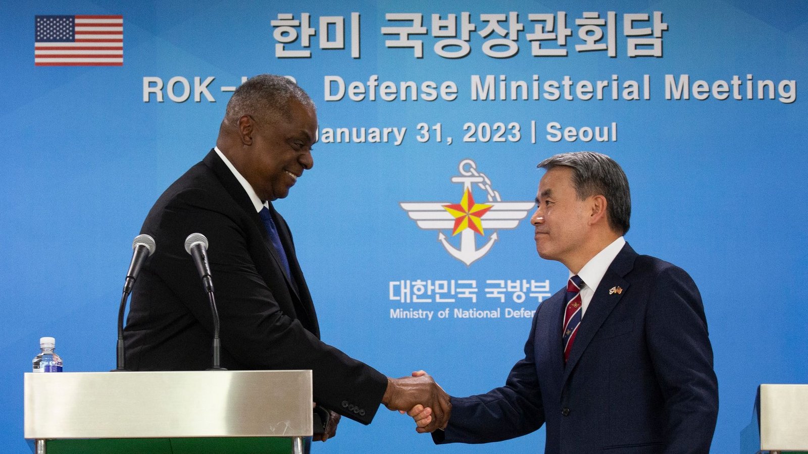 Lloyd Austin (l), US-Verteidigungsminister,  schüttelt dem südkoreanischen Verteidigungsminister Lee Jong Sup nach einer gemeinsamen Pressekonferenz die Hand.Foto: Jeon Heon-Kyun/Pool European Pressphoto Agency via AP/dpa