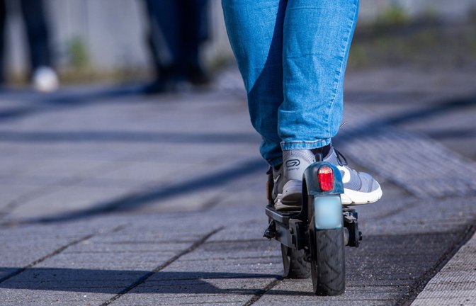 Die Zahl der Unfälle mit E-Scootern ist in Baden-Württemberg gestiegen. (Symbolbild)<span class='image-autor'>Foto: dpa/Jens Büttner</span>
