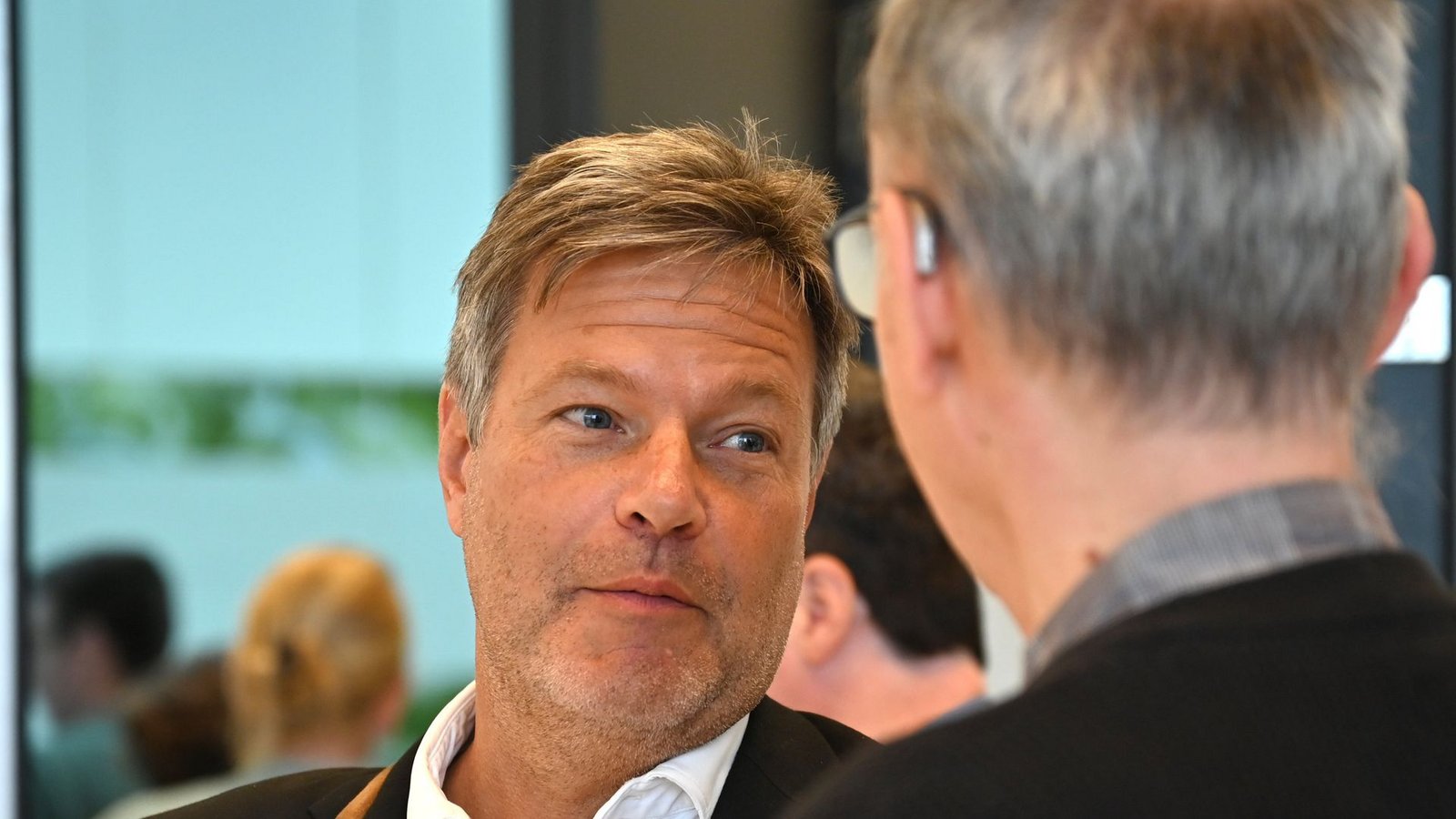 Robert Habeck hat sich mit auf der Plattform X zurückgemeldet. (Archivbild)Foto: dpa/Alina Grünky