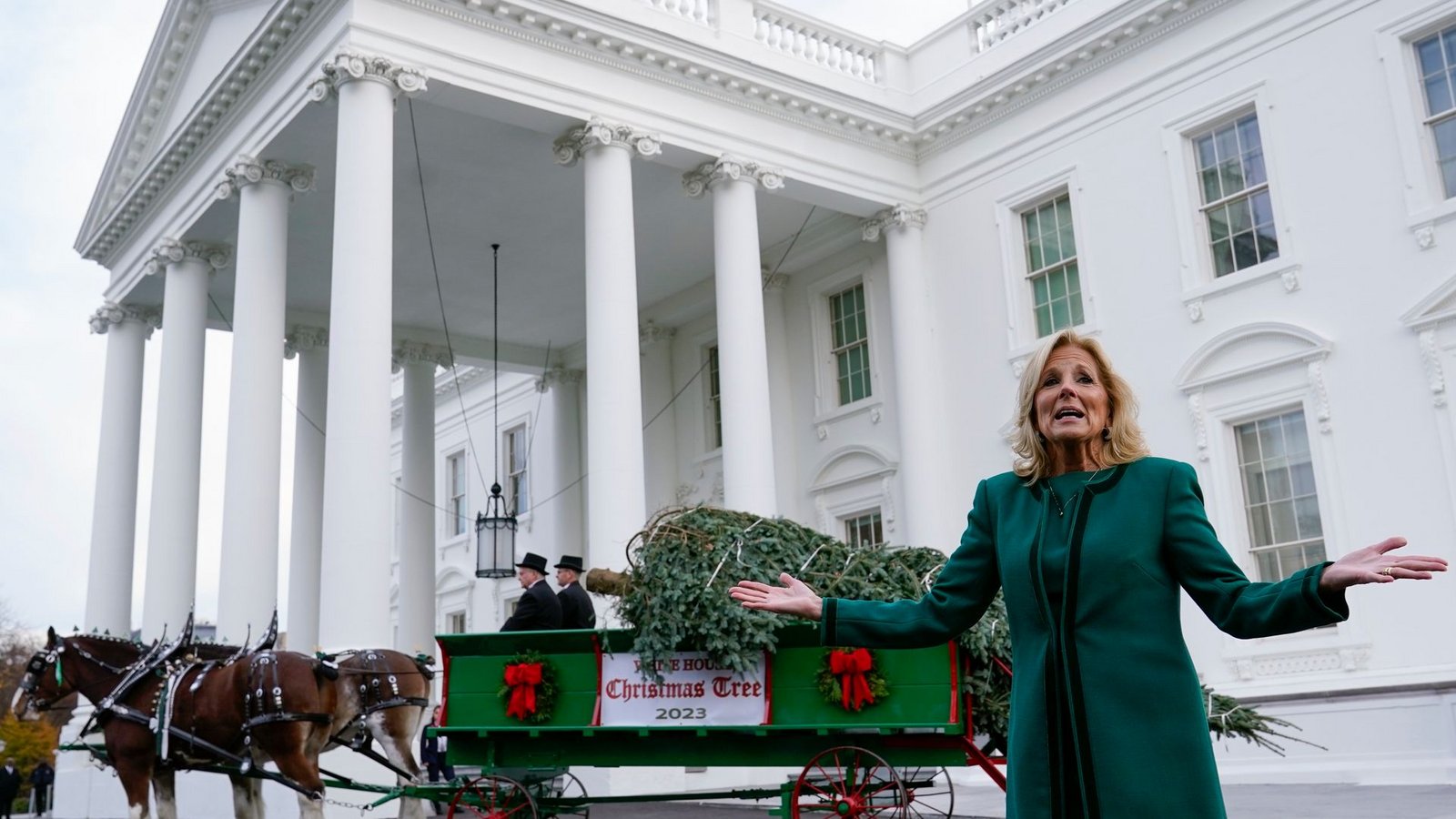 Jill Biden nimmt den offiziellen Weihnachtsbaum für das Weiße Haus in Empfang.Foto: Susan Walsh/AP