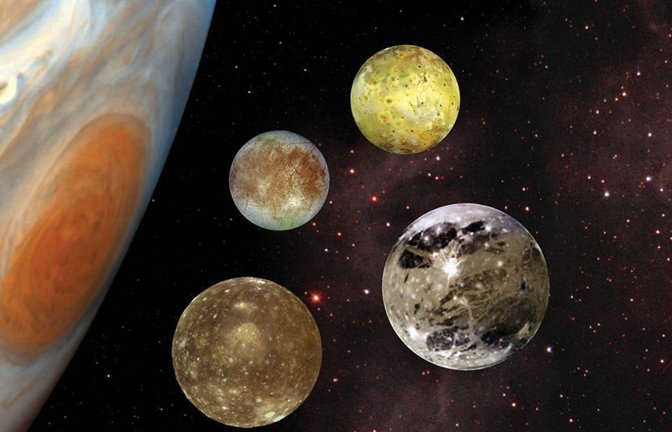 Im Jahr 1610 entdeckte der italienische Gelehrte Galileo Galilei die vier großen Monde Io (oben rechts), Europa (oben links), Ganymed (unten links) und Kallisto (unten rechts), die deshalb auch als Galileische Monde bezeichnet werden.<span class='image-autor'>Foto: Nasa/JPL-Caltech</span>