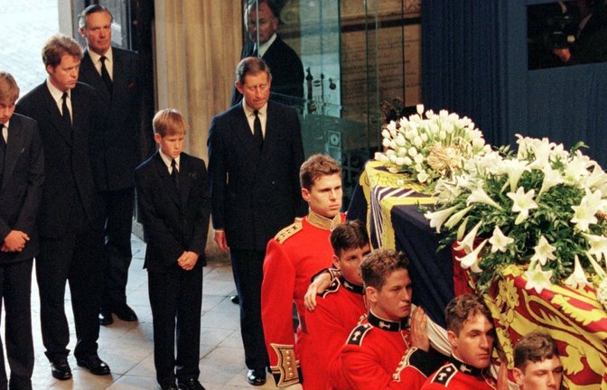 Prinz William (l-r), Dianas Bruder Charles Spencer, Prinz Harry und Prinz Charles stehen hinter dem Sarg von Prinzessin Diana auf dem Weg zur Trauerfeier in der Westminster Abtei.<span class='image-autor'>Foto: --/epa/dpa</span>