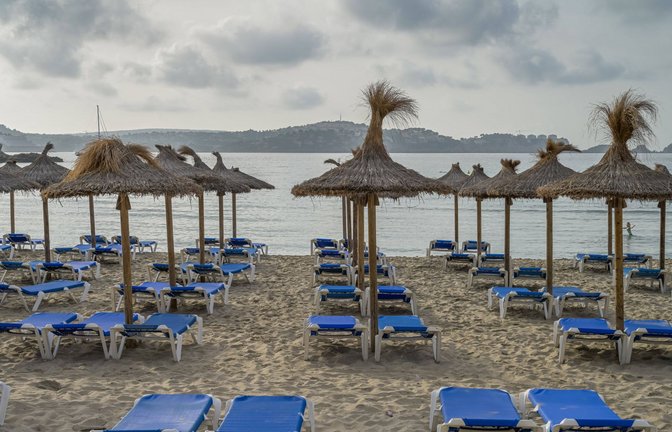 Strände auf Mallorca setzen auf Online-Reservierungssysteme – wer keine Buchung hat, darf oft nicht auf leere Liegen.<span class='image-autor'>Foto: IMAGO/Schöning</span>