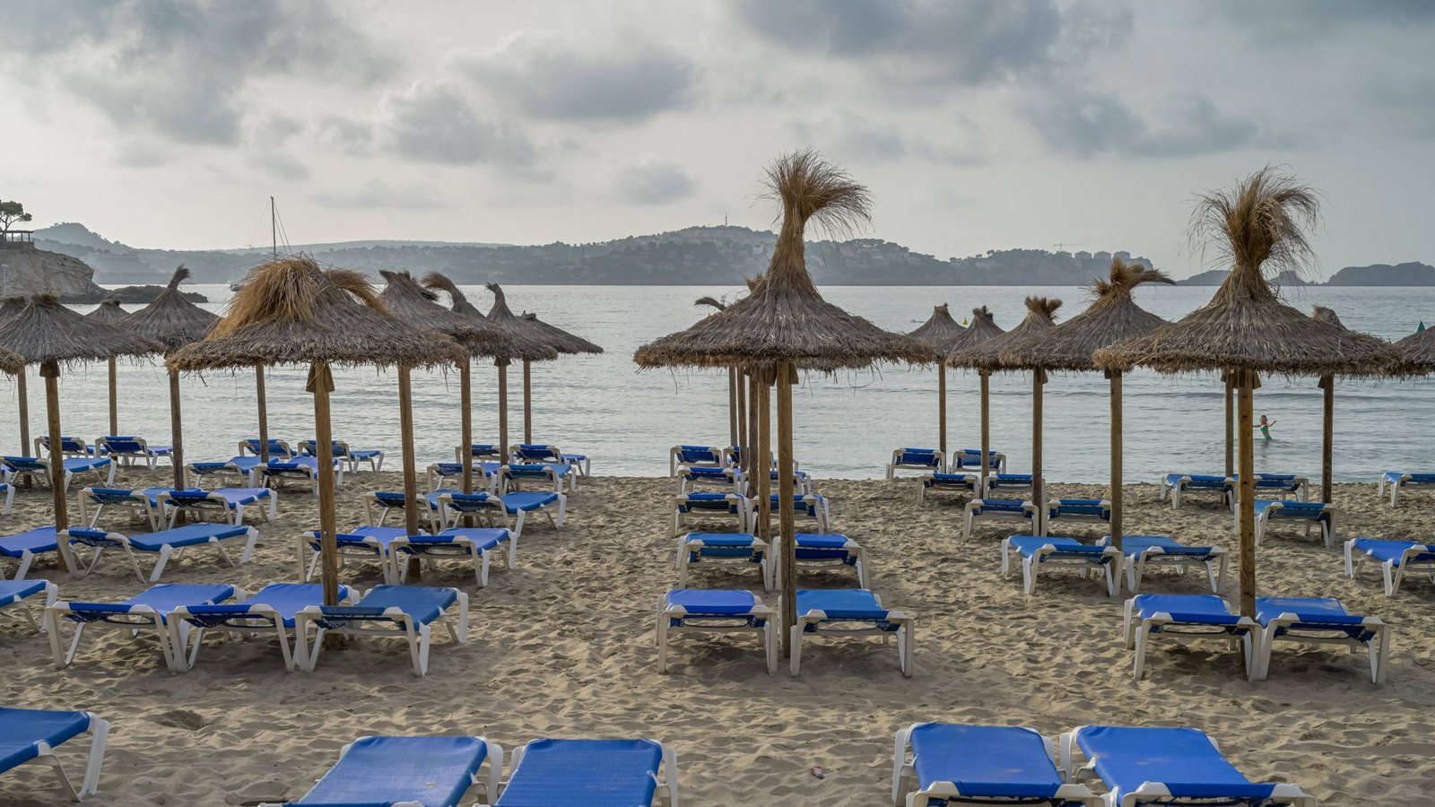 Strände auf Mallorca setzen auf Online-Reservierungssysteme – wer keine Buchung hat, darf oft nicht auf leere Liegen.Foto: IMAGO/Schöning Strände auf Mallorca setzen auf Online-Reservierungssysteme – wer keine Buchung hat, darf oft nicht auf leere Liegen.Foto: IMAGO/Schöning