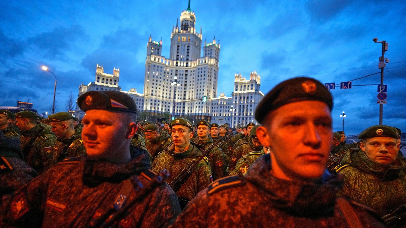 Russische Soldaten bereiten sich in Moskau auf eine Probe der Militärparade zum Tag des Sieges vor.Foto: Alexander Zemlianichenko/AP/dpa Russische Soldaten bereiten sich in Moskau auf eine Probe der Militärparade zum Tag des Sieges vor.Foto: Alexander Zemlianichenko/AP/dpa