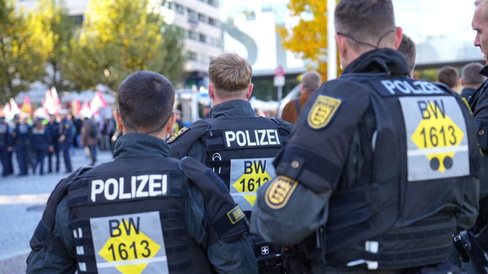 Wie sich die Polizei konkret aufstellt, gibt sie vor derartigen Veranstaltungen nie im Detail bekannt. (Archivbild)Enrique Kaczor/dpa Wie sich die Polizei konkret aufstellt, gibt sie vor derartigen Veranstaltungen nie im Detail bekannt. (Archivbild)Enrique Kaczor/dpa
