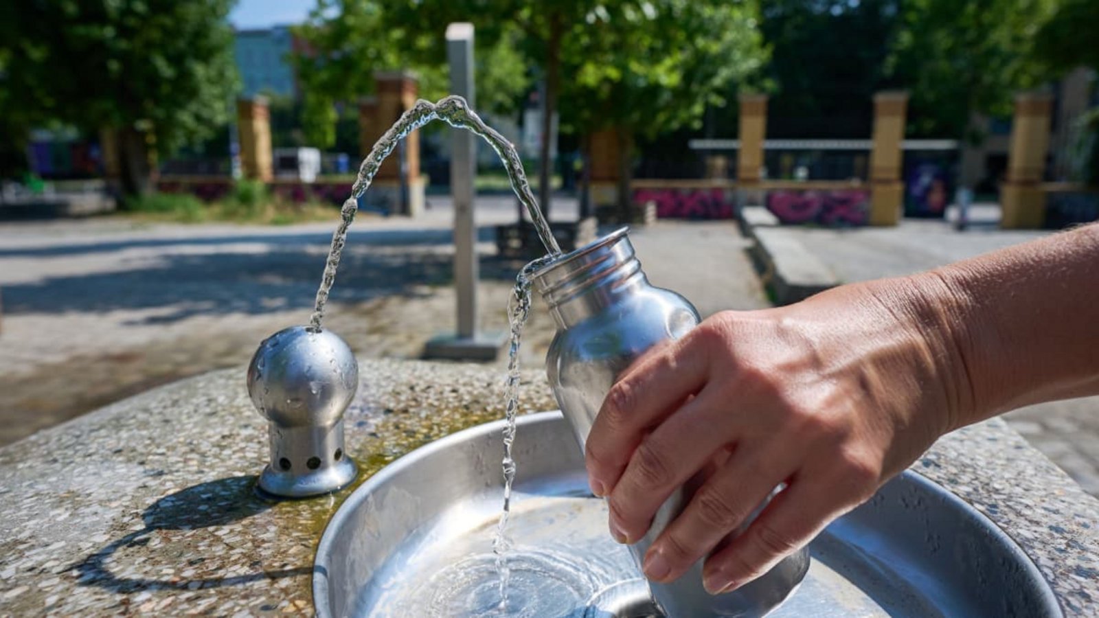 Die aktuelle Hitze führt vor Augen, wie wichtig eine verlässliche Trinkwasserversorgung ist.Christian Ditsch/epd