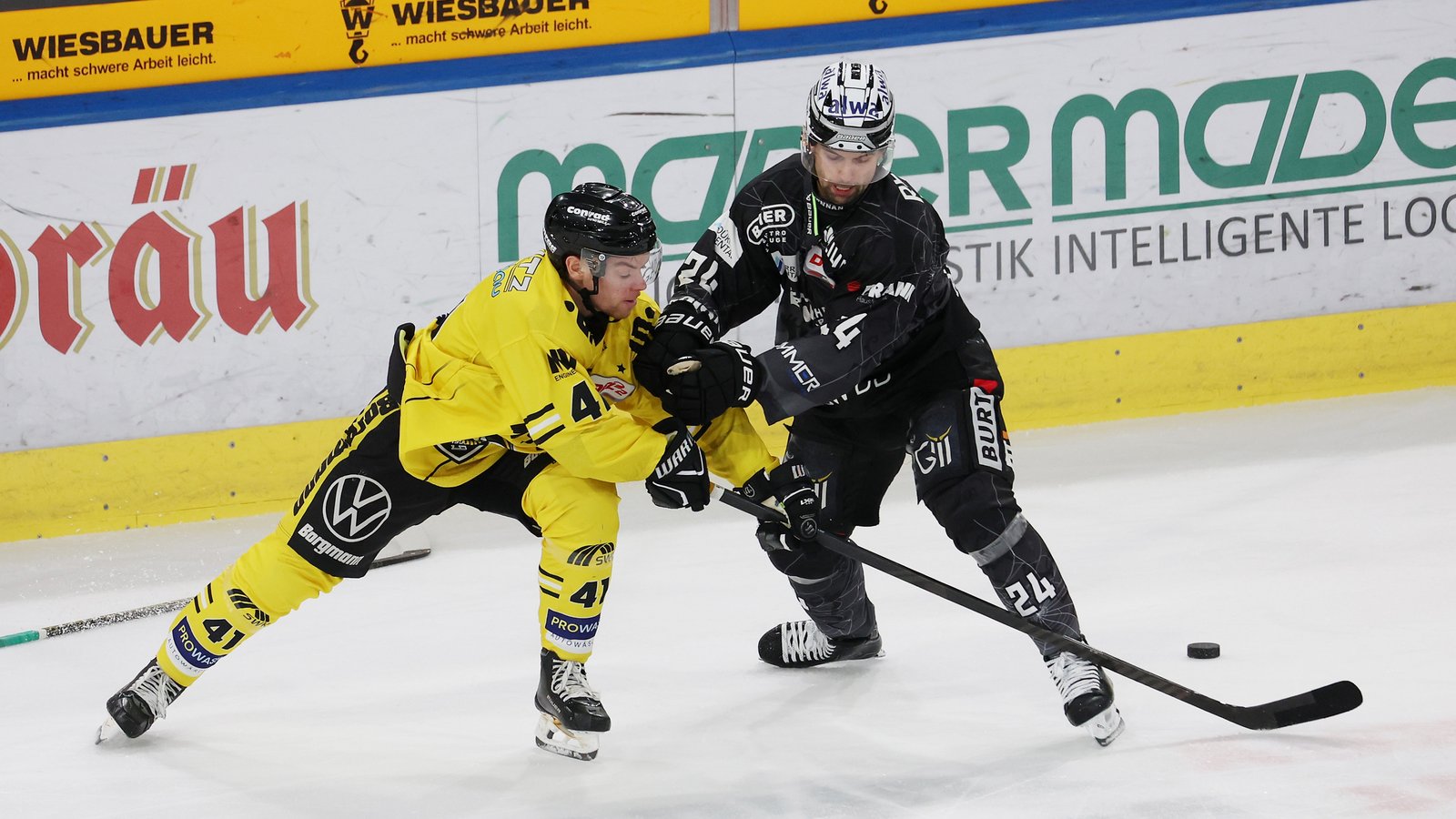 Hier hat Cole Fonstad (rechts) den Krefelder Steven Raabe im Griff, doch die Steelers vergeben in der Verlängerung ihre Chancen auf den Extrapunkt. Foto: Baumann Hier hat Cole Fonstad (rechts) den Krefelder Steven Raabe im Griff, doch die Steelers vergeben in der Verlängerung ihre Chancen auf den Extrapunkt. Foto: Baumann