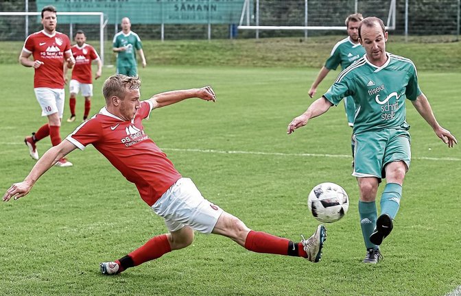 Hessigheims Jan Reustle kommt bei einem Pass von Iptingens Marc Nowotny (rechts) einen Schritt zu spät. Foto: Simecek