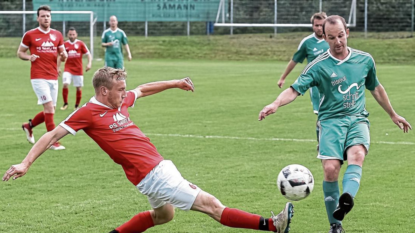 Hessigheims Jan Reustle kommt bei einem Pass von Iptingens Marc Nowotny (rechts) einen Schritt zu spät. Foto: Simecek Hessigheims Jan Reustle kommt bei einem Pass von Iptingens Marc Nowotny (rechts) einen Schritt zu spät. Foto: Simecek