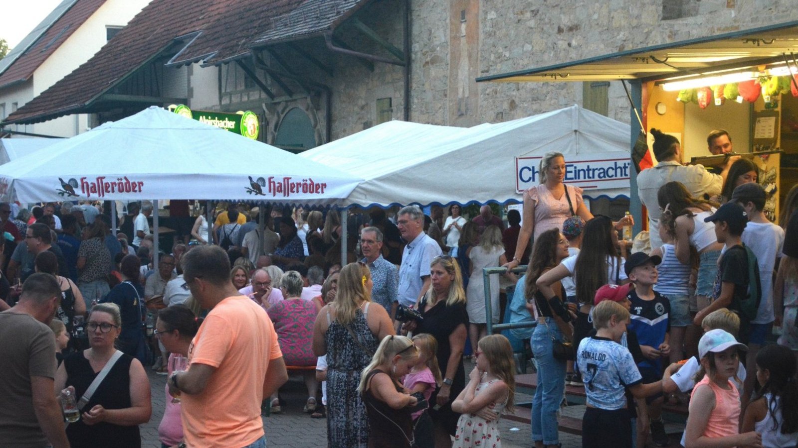 Viele Besucher sind am Samstagabend da.