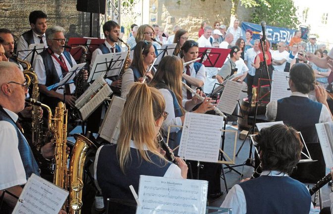 Der Musikverein Illingen sorgt bei der Festeröffnung für gute Laune. Fotos: Stahlfeld