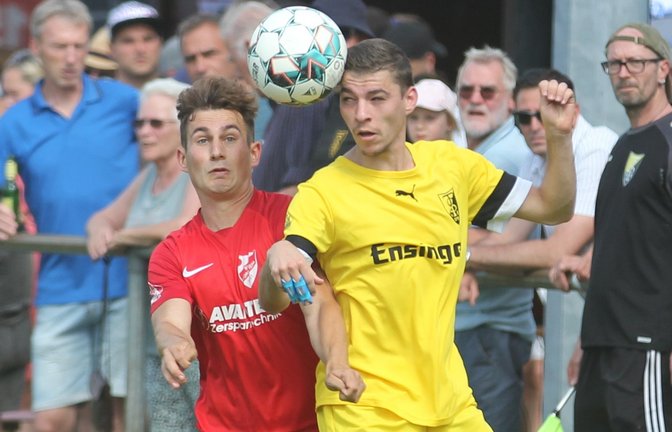 Horrheims Linksverteidiger Oliver Seidel (von links) hat es in der zweiten Halbzeit kaum noch in der Abwehr gehalten. Deshalb kam es immer wieder zu Zweikämpfen mit David Carl. <span class='image-autor'>Foto: Nachreiner</span>