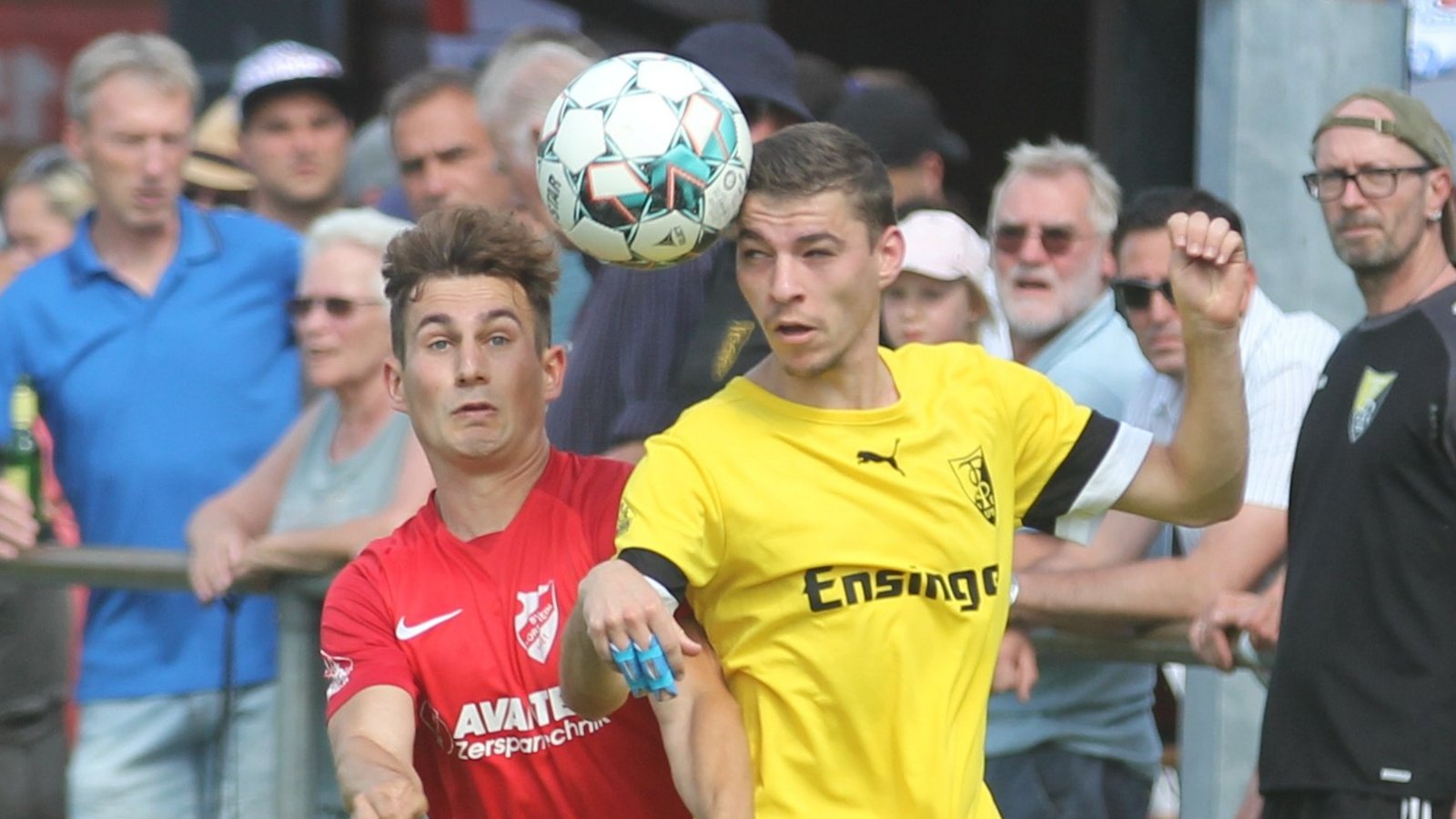 Horrheims Linksverteidiger Oliver Seidel (von links) hat es in der zweiten Halbzeit kaum noch in der Abwehr gehalten. Deshalb kam es immer wieder zu Zweikämpfen mit David Carl. Foto: Nachreiner