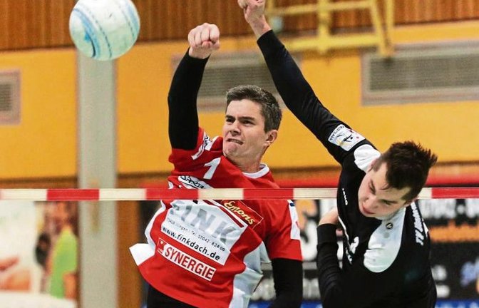 Kolja Meyer gewinnt das Duell gegen Unterhaugstetts Michael Ocher. Foto: Küppers